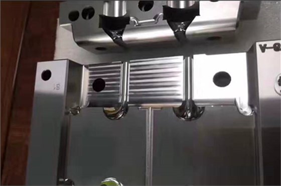 深圳藍(lán)牙耳機(jī)模具哪家好？博騰納出品耳機(jī)有分模線但你看不見！