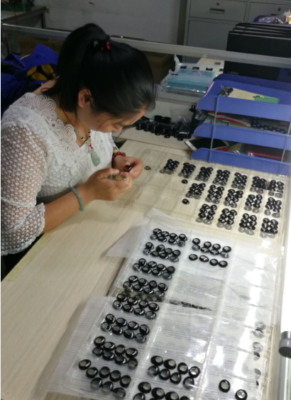博騰納—10年注塑模具加工經(jīng)驗，專業(yè)定制耳機(jī)外殼