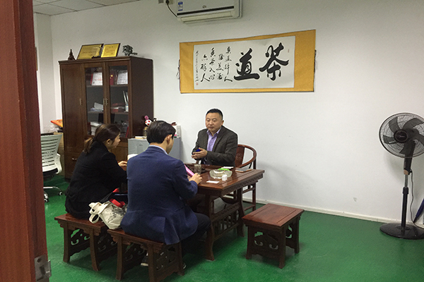 哪里找智能手環(huán)模具廠？深圳注塑模具廠前來(lái)報(bào)道